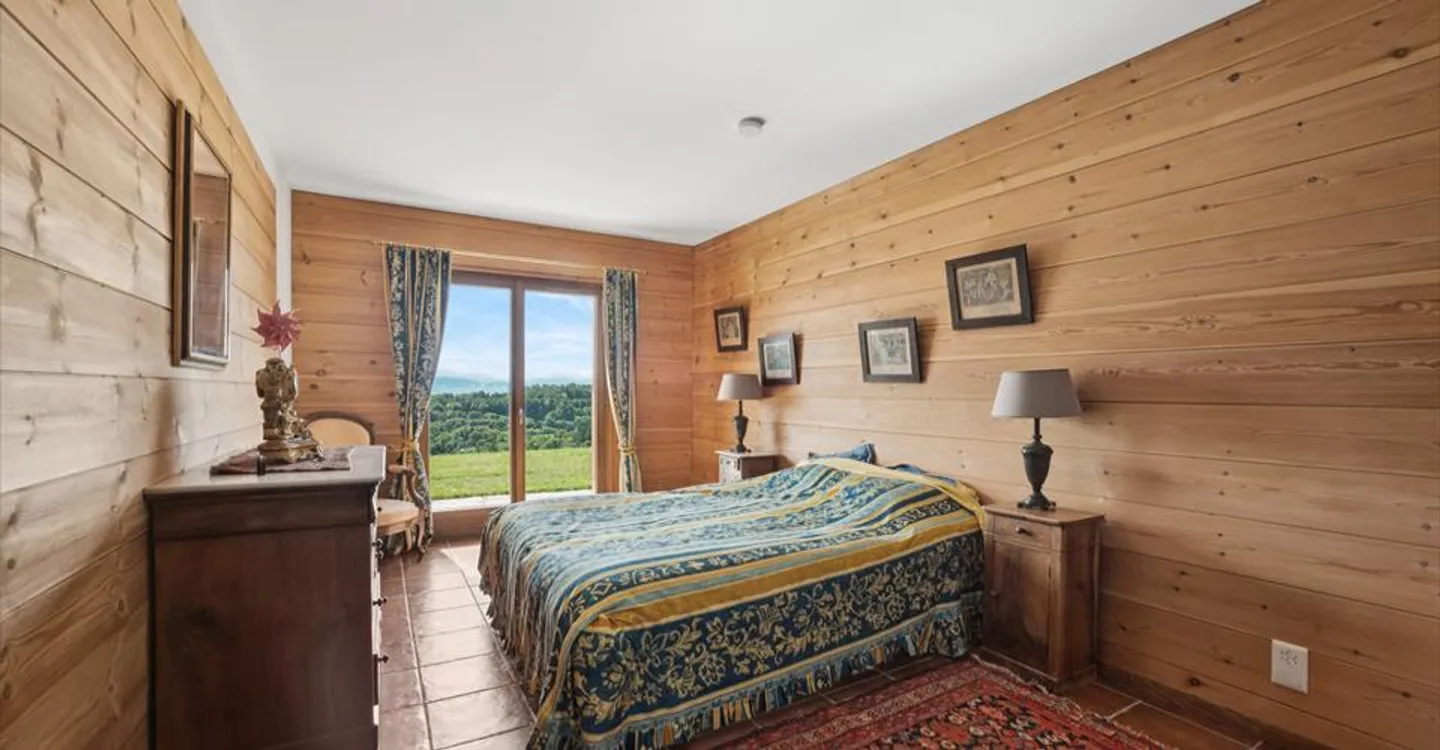 An exceptional chalet with a view of the lake and the forest, garden, double garage box - Photo 11 of 17