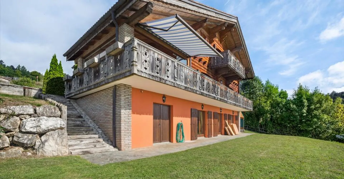 An exceptional chalet with a view of the lake and the forest, garden, double garage box - Photo 15 of 17