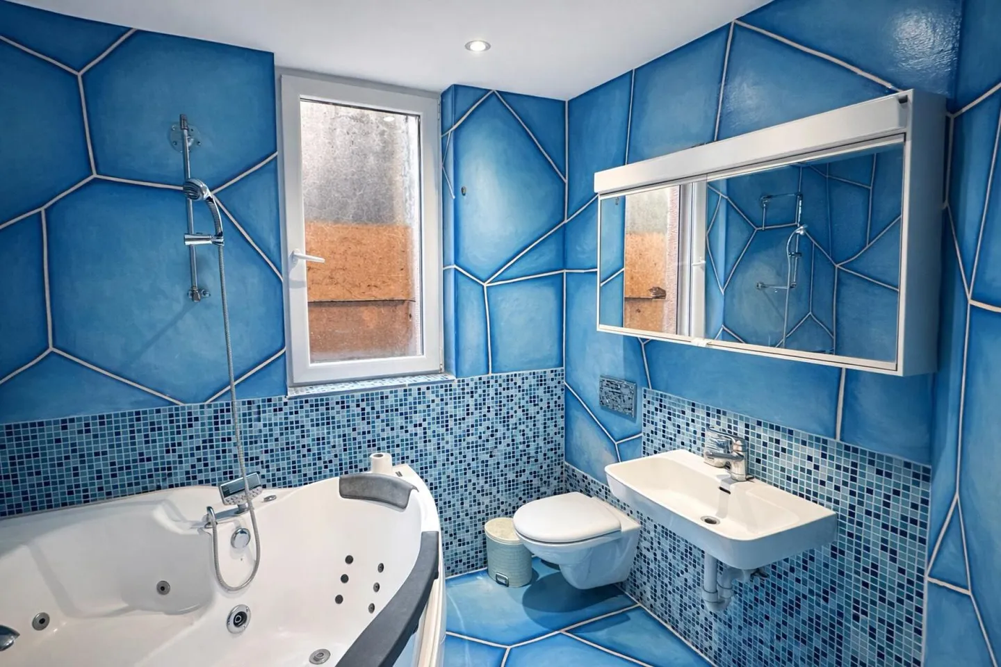 Charming Apartment in Quiet Area - Photo 5 of 7