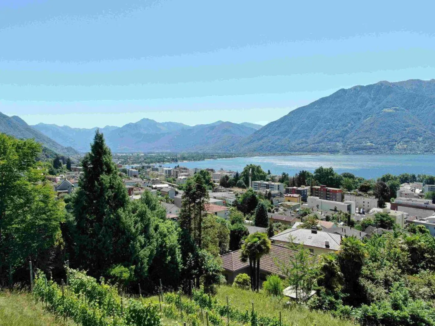 Magnifico attico da sogno con vista lago, wellness e piscina - Foto 5 di 9