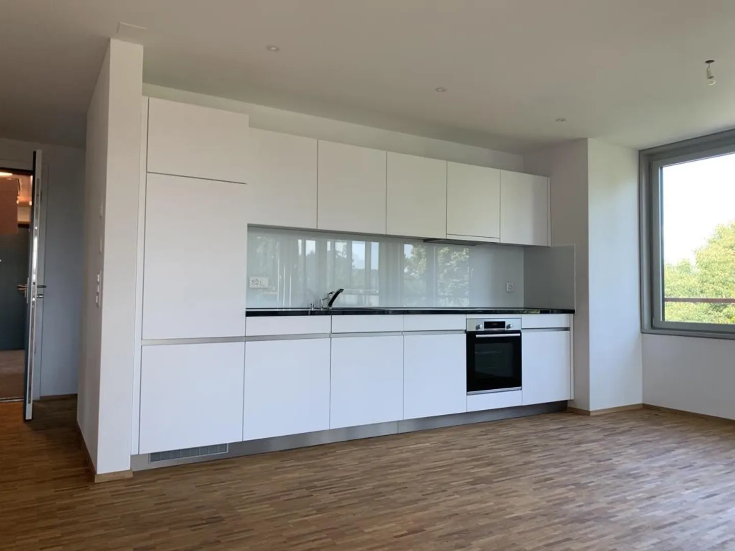 Appartement neuf de 3,5 pièces attrayant en emplacement central - Photo 3 sur 10