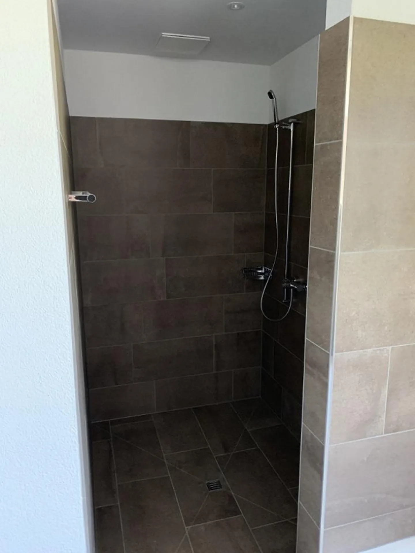 Appartement neuf de 3,5 pièces attrayant en emplacement central - Photo 8 sur 10