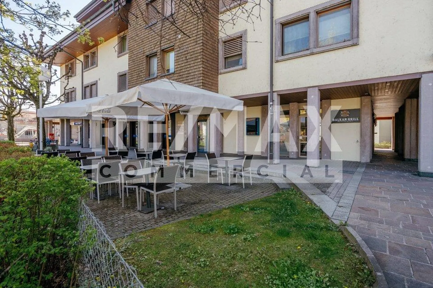 Ristorante Oasi con posti a sedere all'aperto direttamente presso il ruscello - Foto 1 di 13