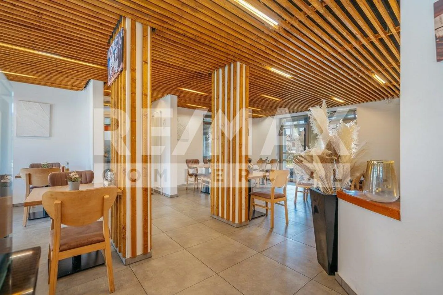 Ristorante Oasi con posti a sedere all'aperto direttamente presso il ruscello - Foto 7 di 13