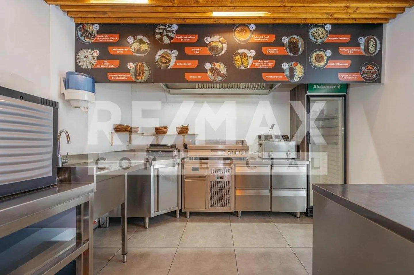 Ristorante Oasi con posti a sedere all'aperto direttamente presso il ruscello - Foto 10 di 13