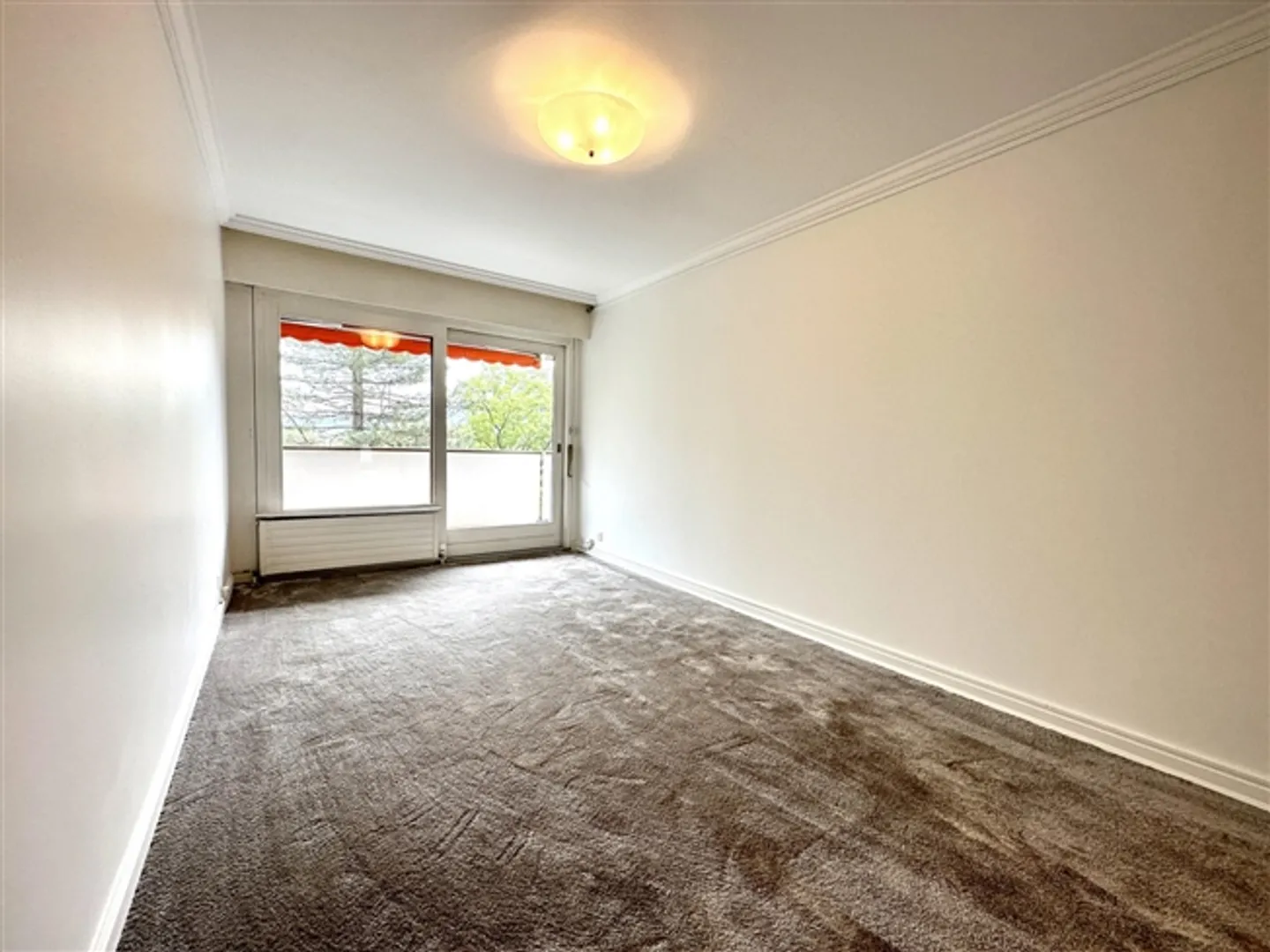 Excellent 5.5 Room Apartment for Rent, Plateau de Frontenex, in Cologny, Switzerland - Photo 3 of 5