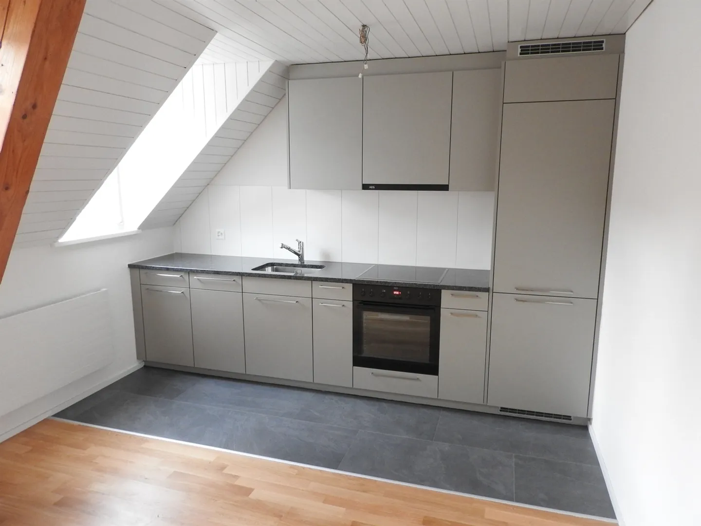 Charmante Dachwohnung - Foto 2 von 6