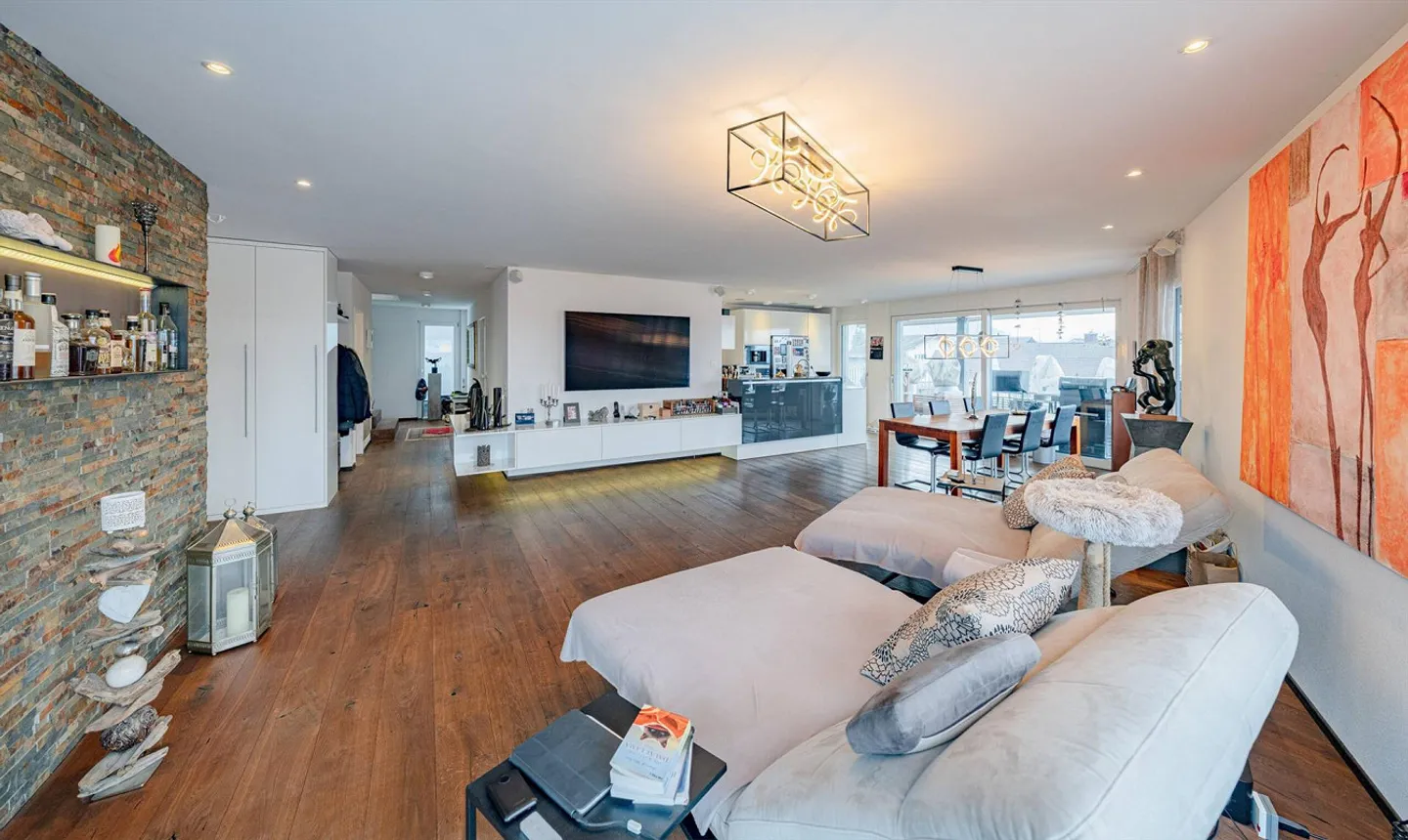 APPARTEMENT MODERNE AVEC TERRASSE SPACIEUSE ET VUES LOIN - Photo 2 sur 5