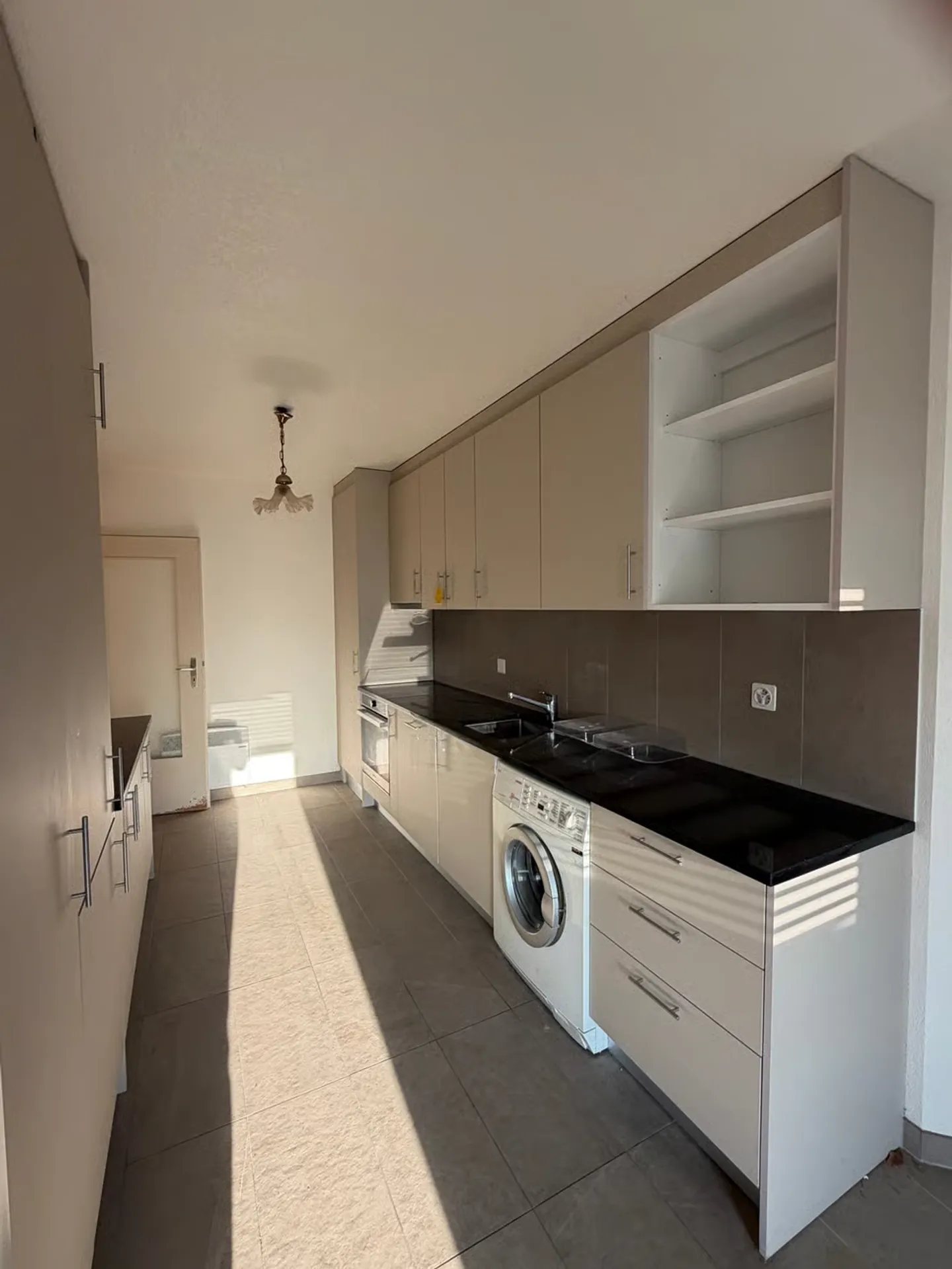 OPPORTUNITÀ A ROMONT - 4.5 STANZE DI 106 M² CON GRANDE BALCONE - ALTO POTENZIALE - Foto 3 di 7
