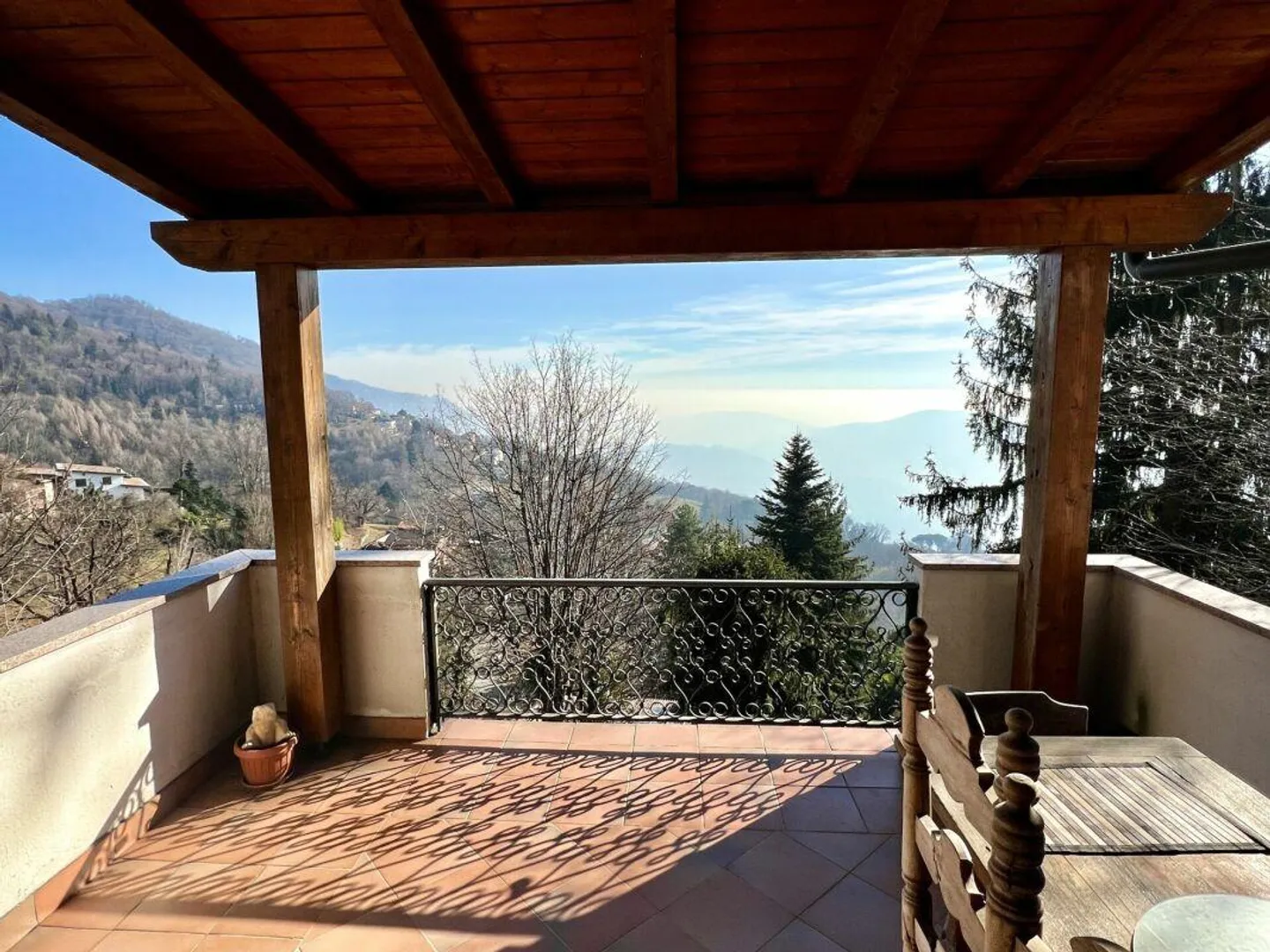 Single-family house for renovation in a quiet and secluded location - Photo 3 of 12