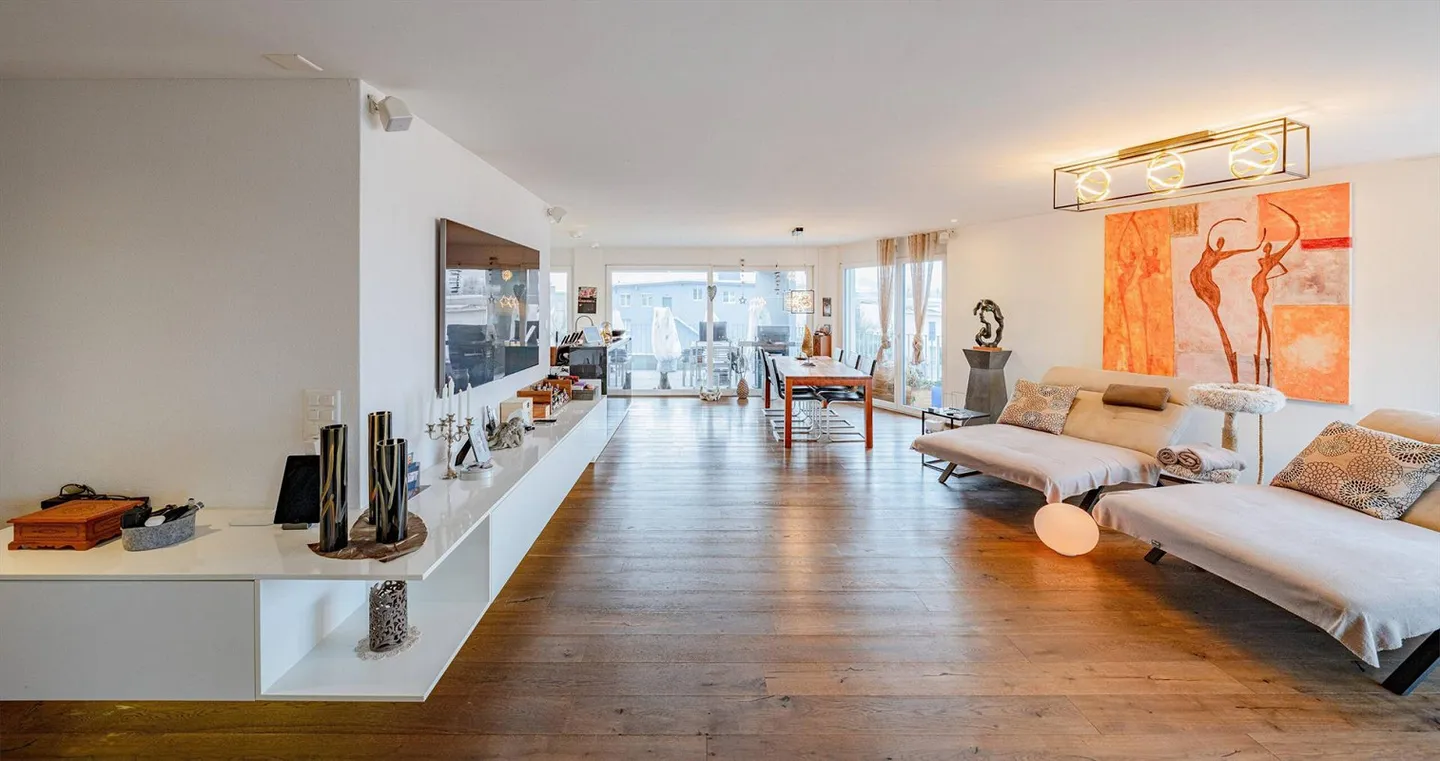 APPARTEMENT MODERNE AVEC TERRASSE SPACIEUSE ET VUES LOIN - Photo 3 sur 5