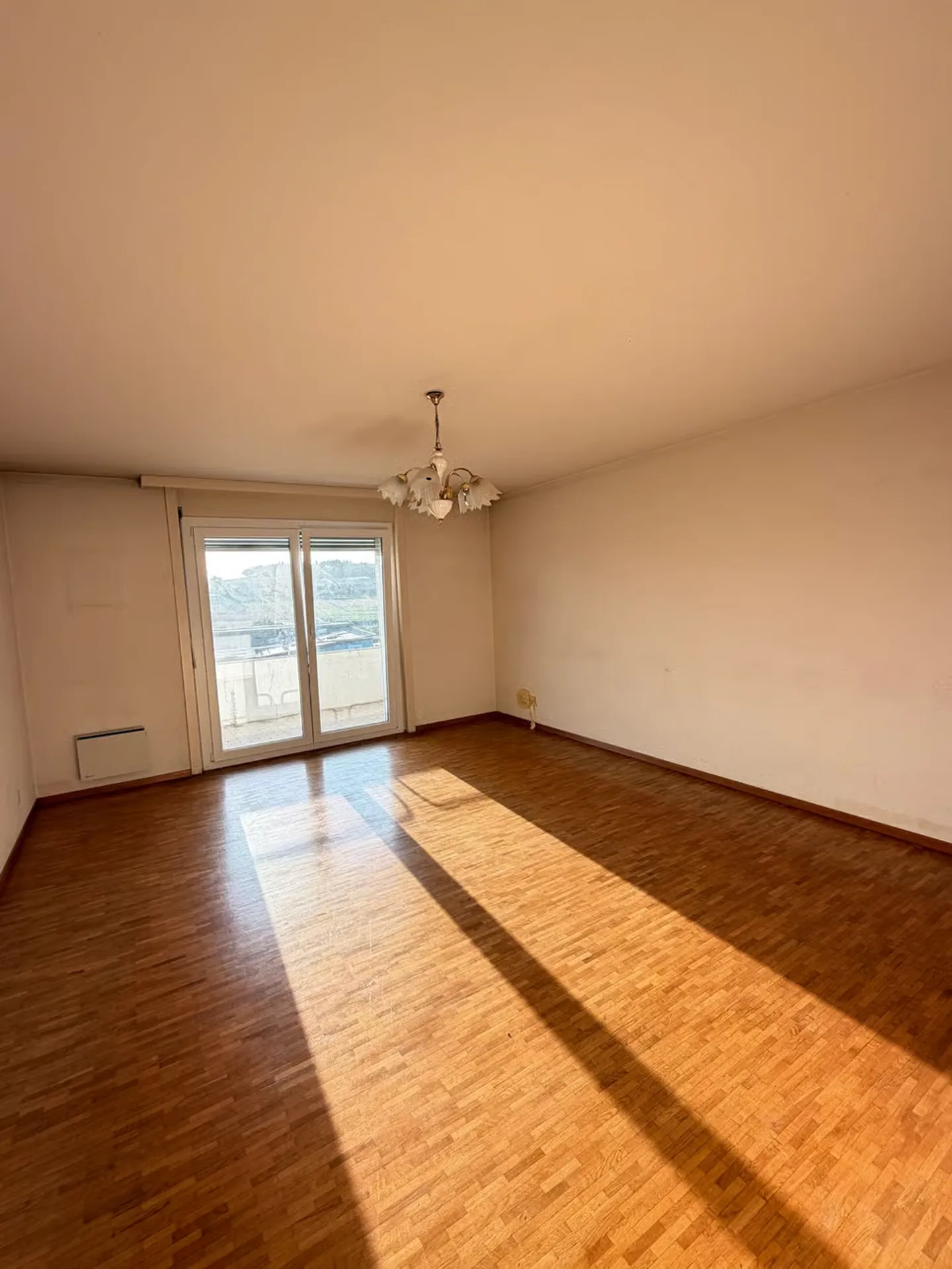 OPPORTUNITÀ A ROMONT - 4.5 STANZE DI 106 M² CON GRANDE BALCONE - ALTO POTENZIALE - Foto 2 di 7