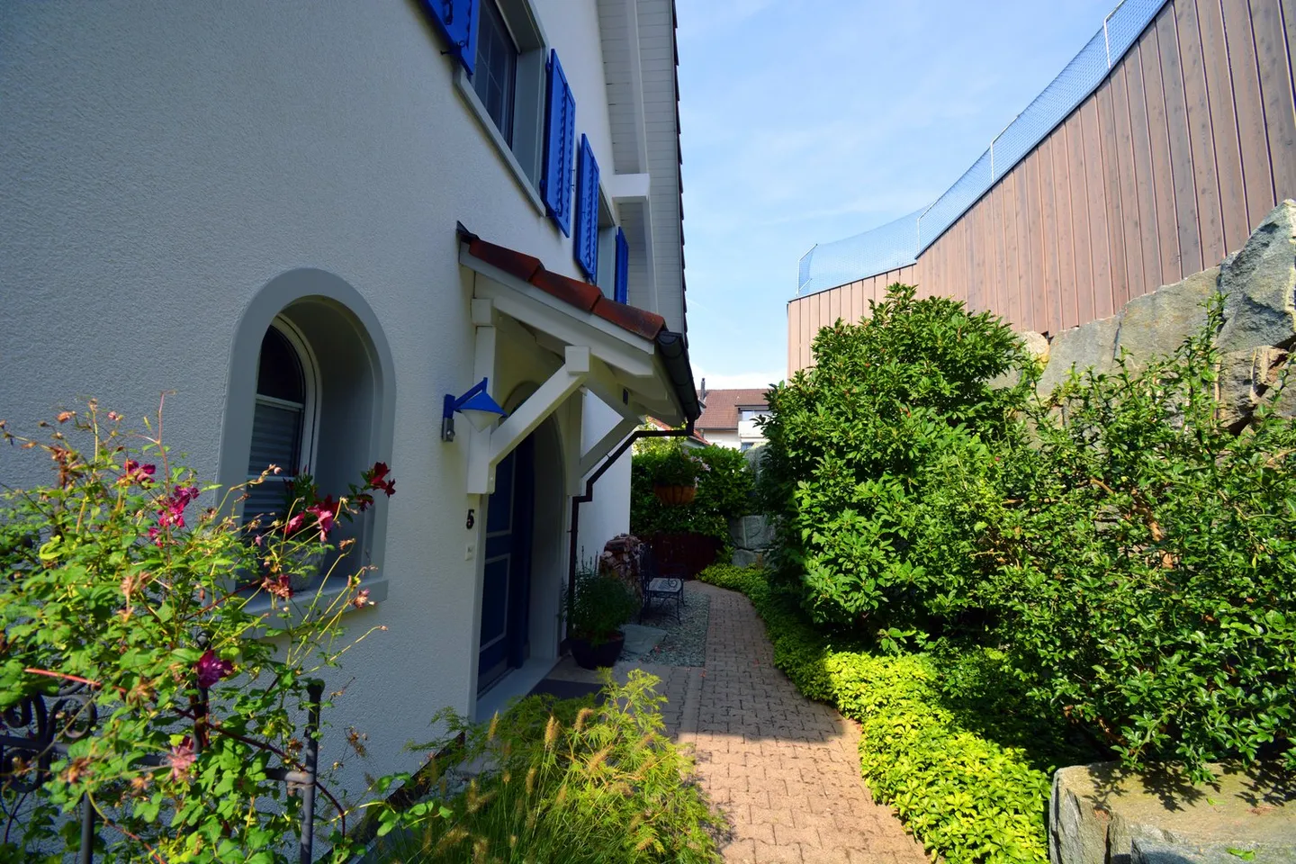 Affascinante casa unifamiliare di 5,5 stanze in una posizione tranquilla di Islisberg - con numerosi extra - Foto 40 di 63