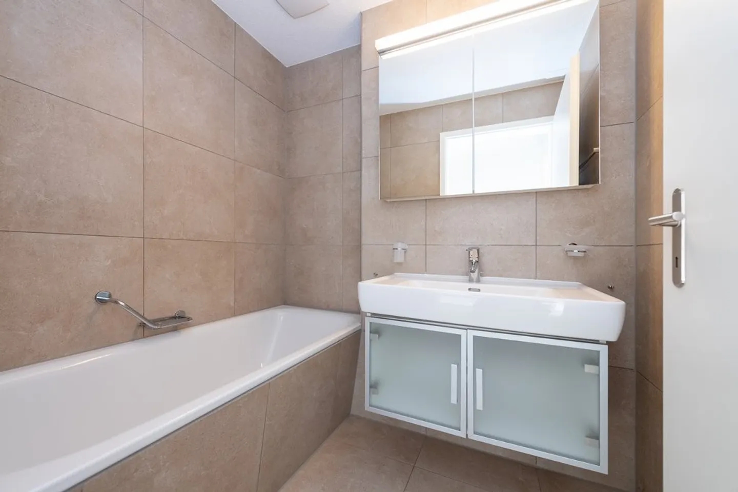 Appartement lumineux avec balcon et vue panoramique sur l'Aare - Photo 5 sur 10