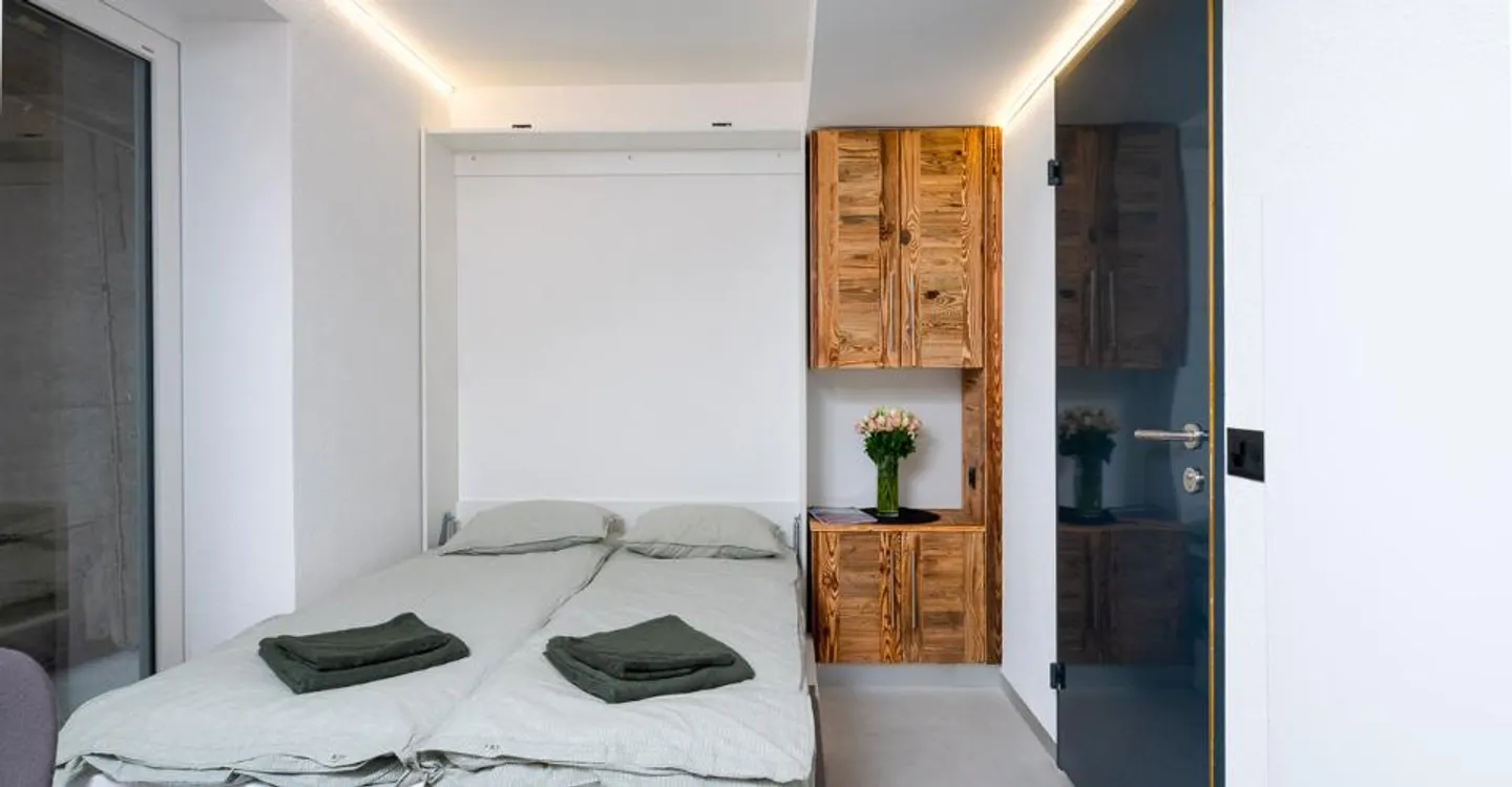 Studio ristrutturato con piscina coperta, sauna e campo da tennis - Foto 1 di 6