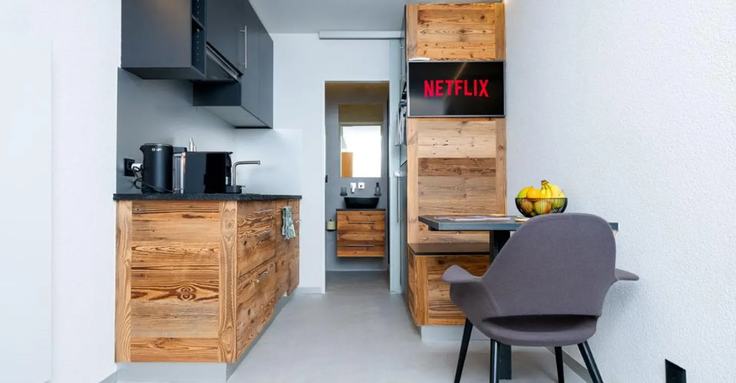 Studio ristrutturato con piscina coperta, sauna e campo da tennis - Foto 3 di 6
