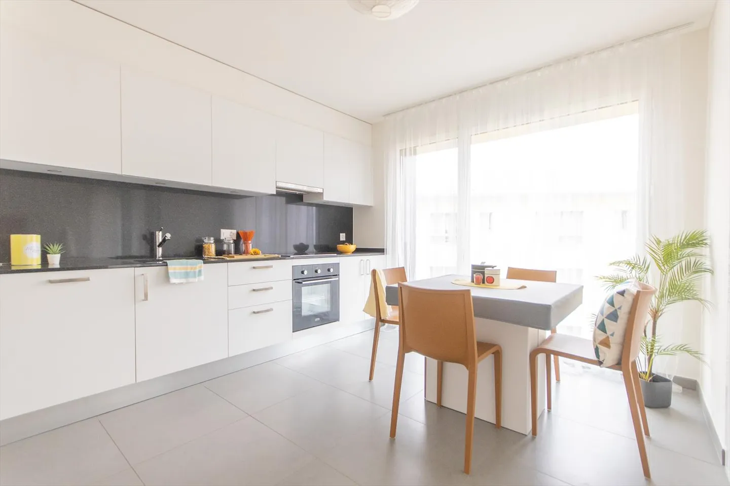 Appartement spacieux et moderne de 2,5 pièces - à deux pas du centre - Photo 2 sur 5