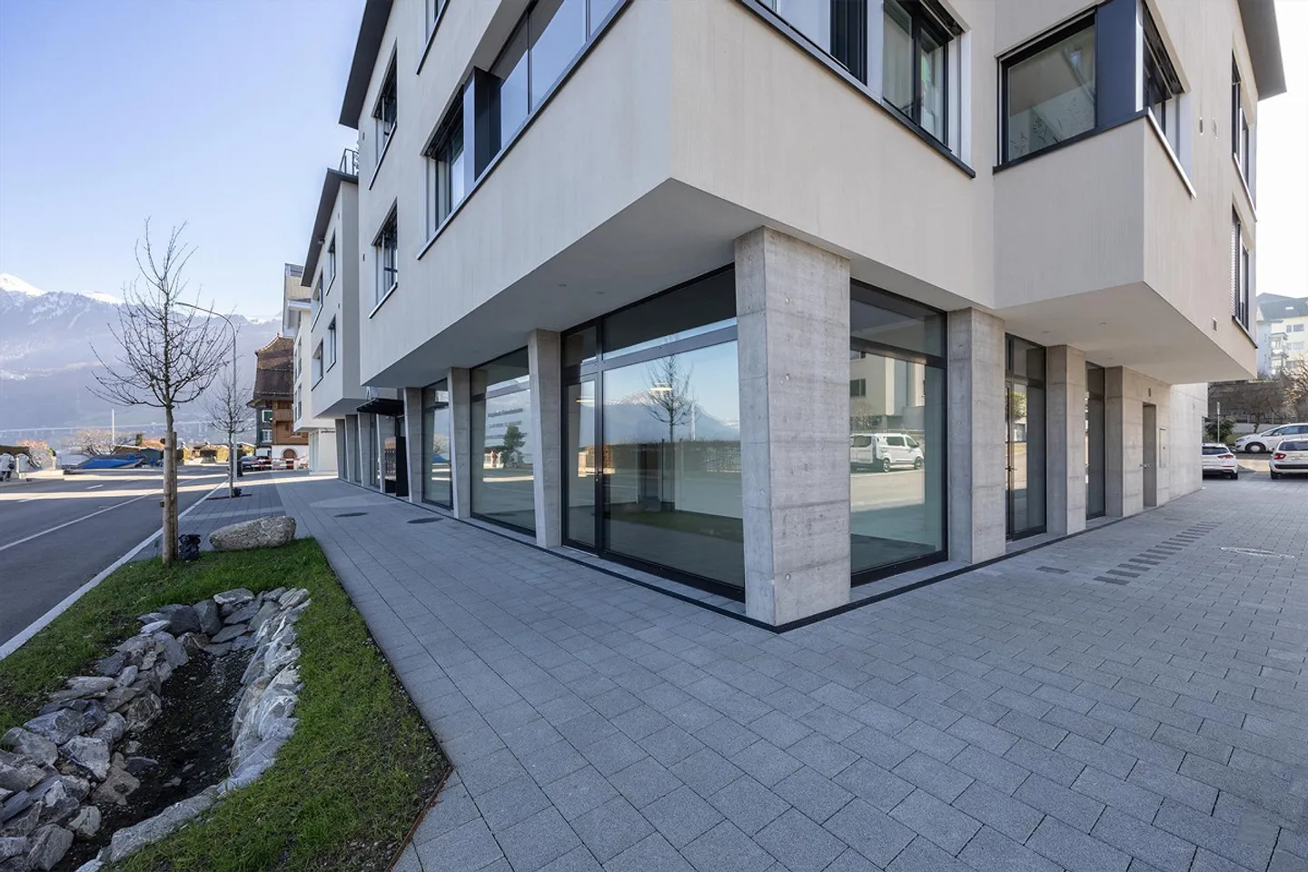Spazio ufficio e commerciale moderno in affitto in una posizione centrale - Foto 2 di 9