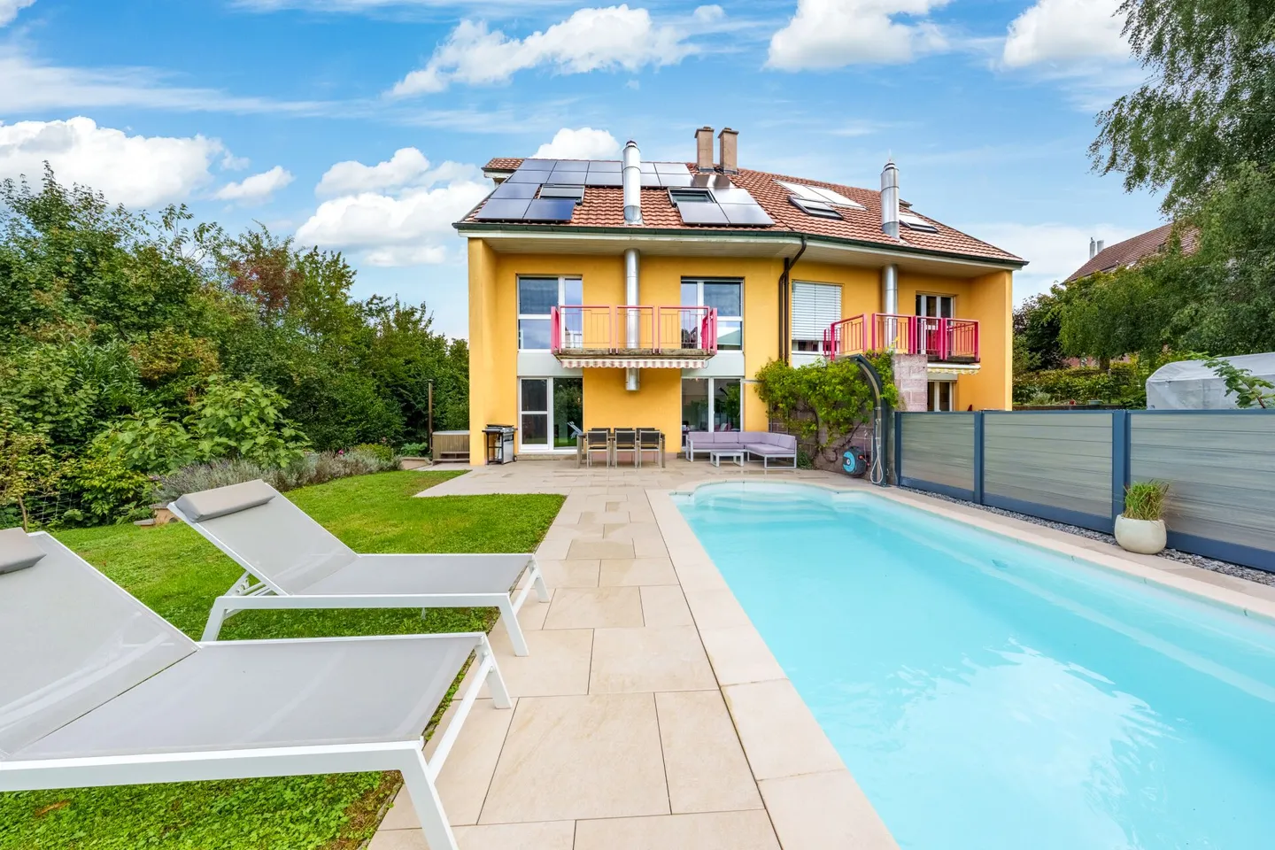 Wunderschöne Architektenvilla mit 7,5 Zimmern, beheiztem Pool und Jacuzzi für 5 - Foto 1 von 12