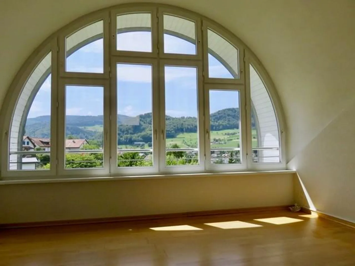 Posizione migliore con vista! Esclusiva casa unifamiliare di 6½ stanze con appartamento indipendente - Foto 3 di 15