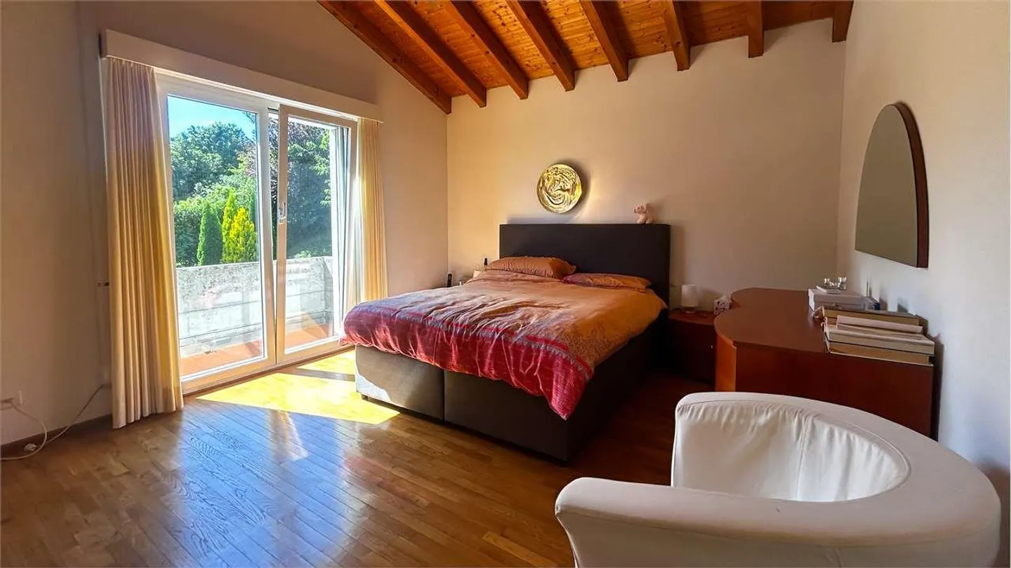 Exklusive Villa mit Garten und offener Aussicht - Foto 8 von 13