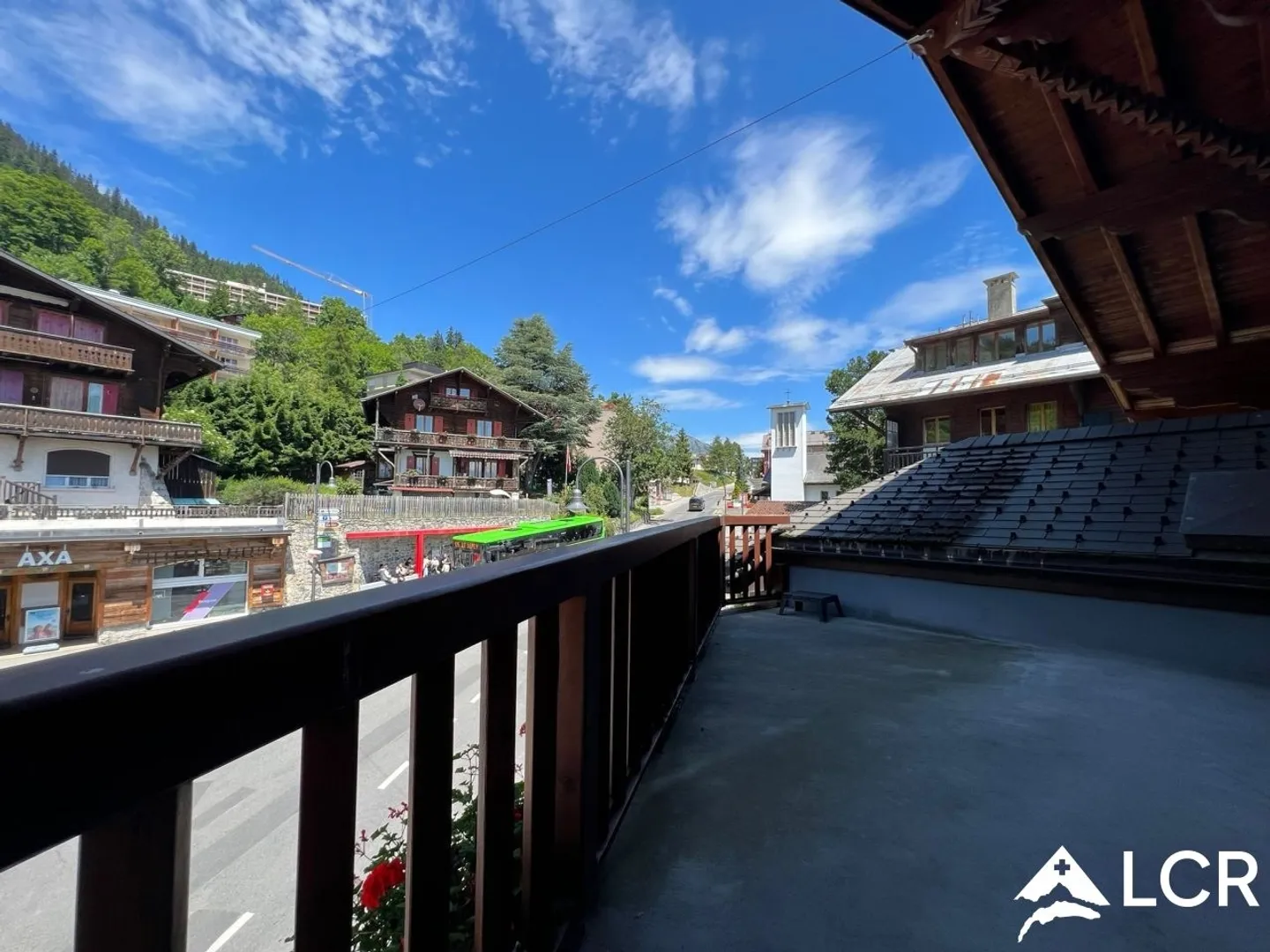 Prächtiges Gebäude in Leysin / 2 Apartments und 2 Geschäfte / 7 Parkplätze - Foto 4 von 13