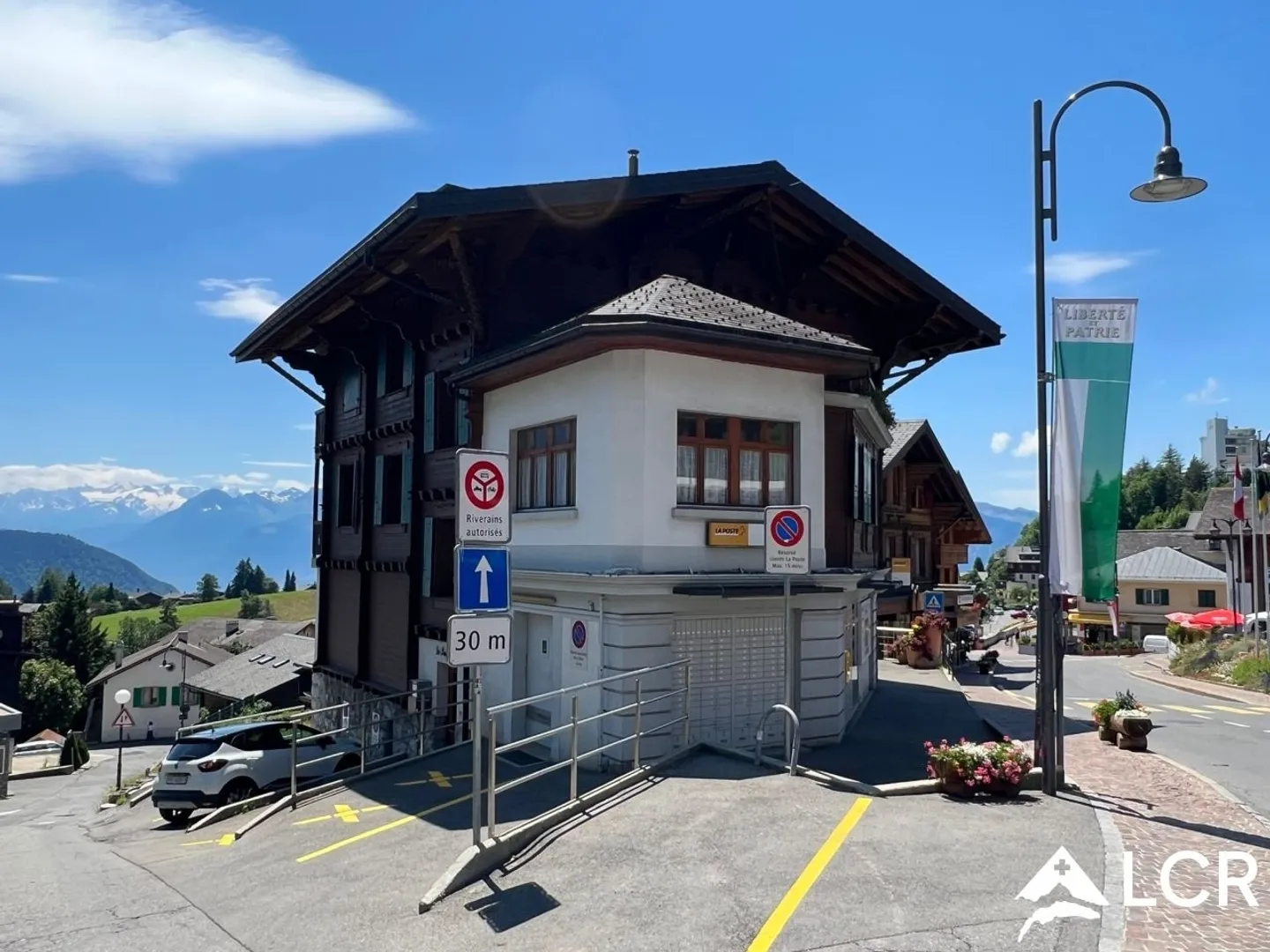 Prächtiges Gebäude in Leysin / 2 Apartments und 2 Geschäfte / 7 Parkplätze - Foto 2 von 13