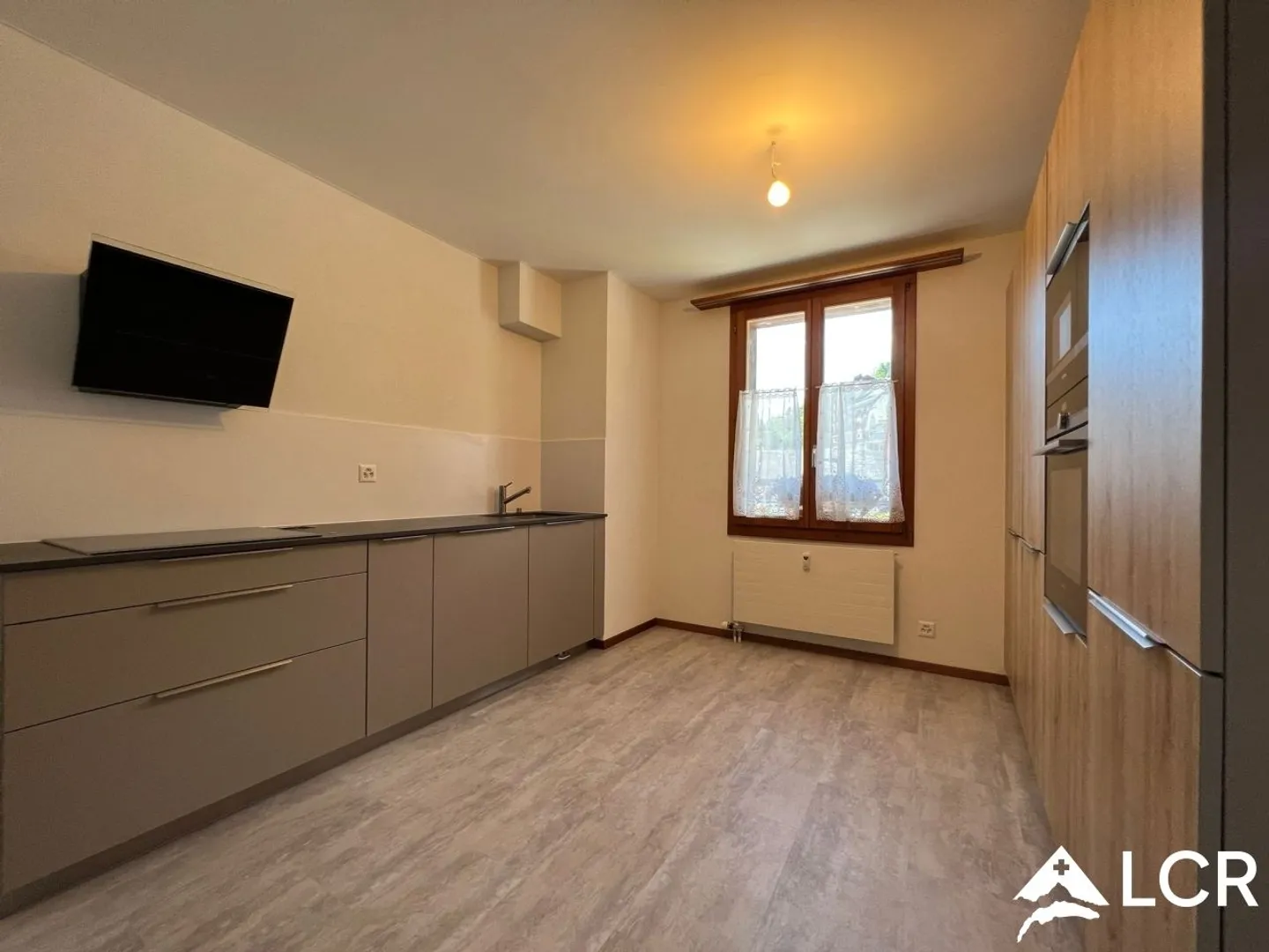 Prächtiges Gebäude in Leysin / 2 Apartments und 2 Geschäfte / 7 Parkplätze - Foto 8 von 13