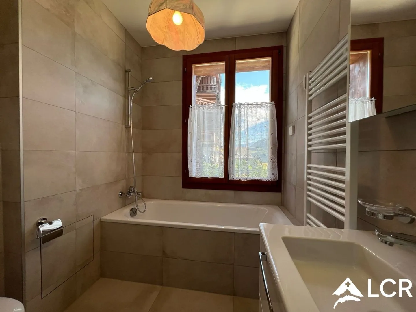 Prächtiges Gebäude in Leysin / 2 Apartments und 2 Geschäfte / 7 Parkplätze - Foto 9 von 13