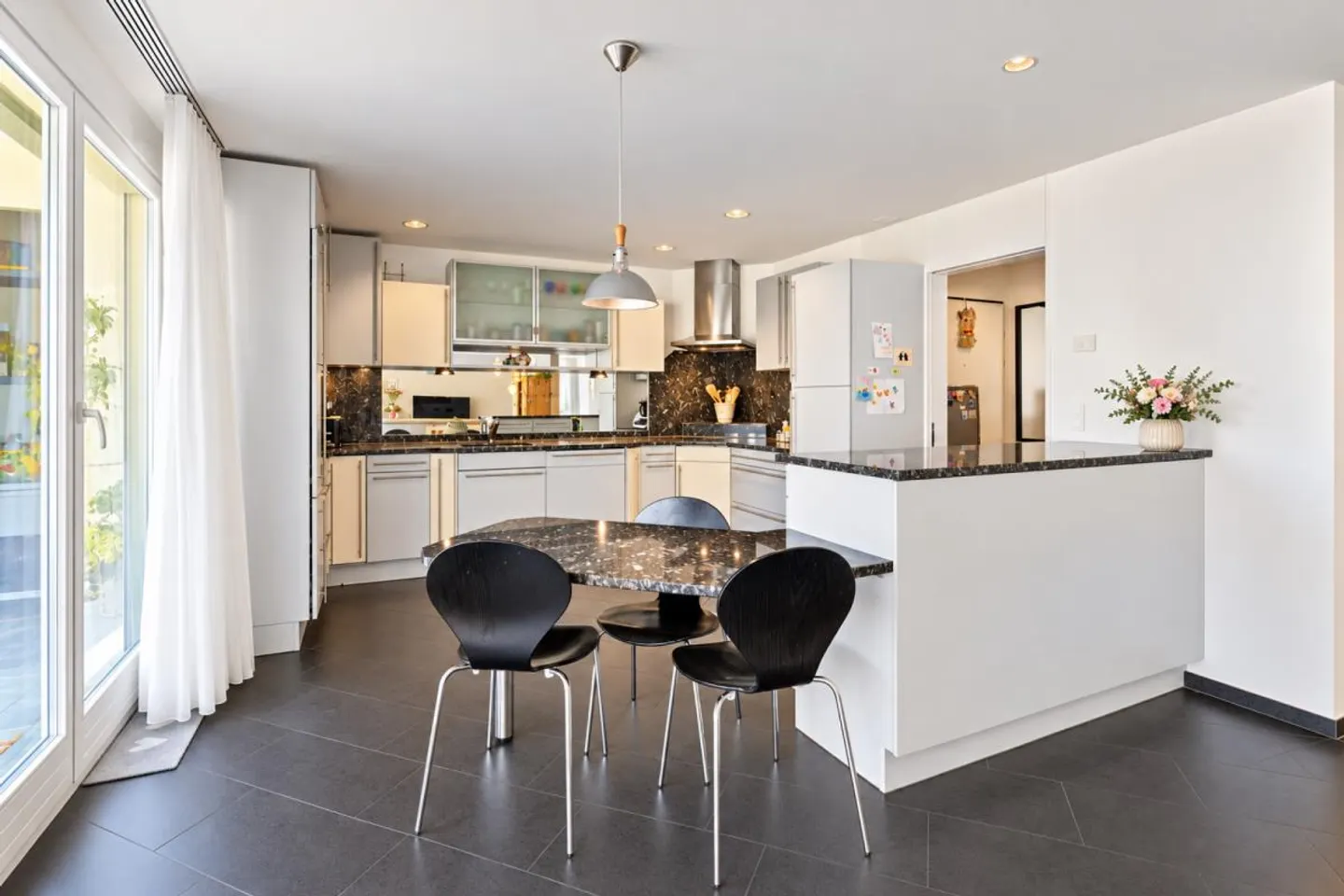 Appartement en duplex spacieux de 7,5 pièces près du lac - Photo 2 sur 8