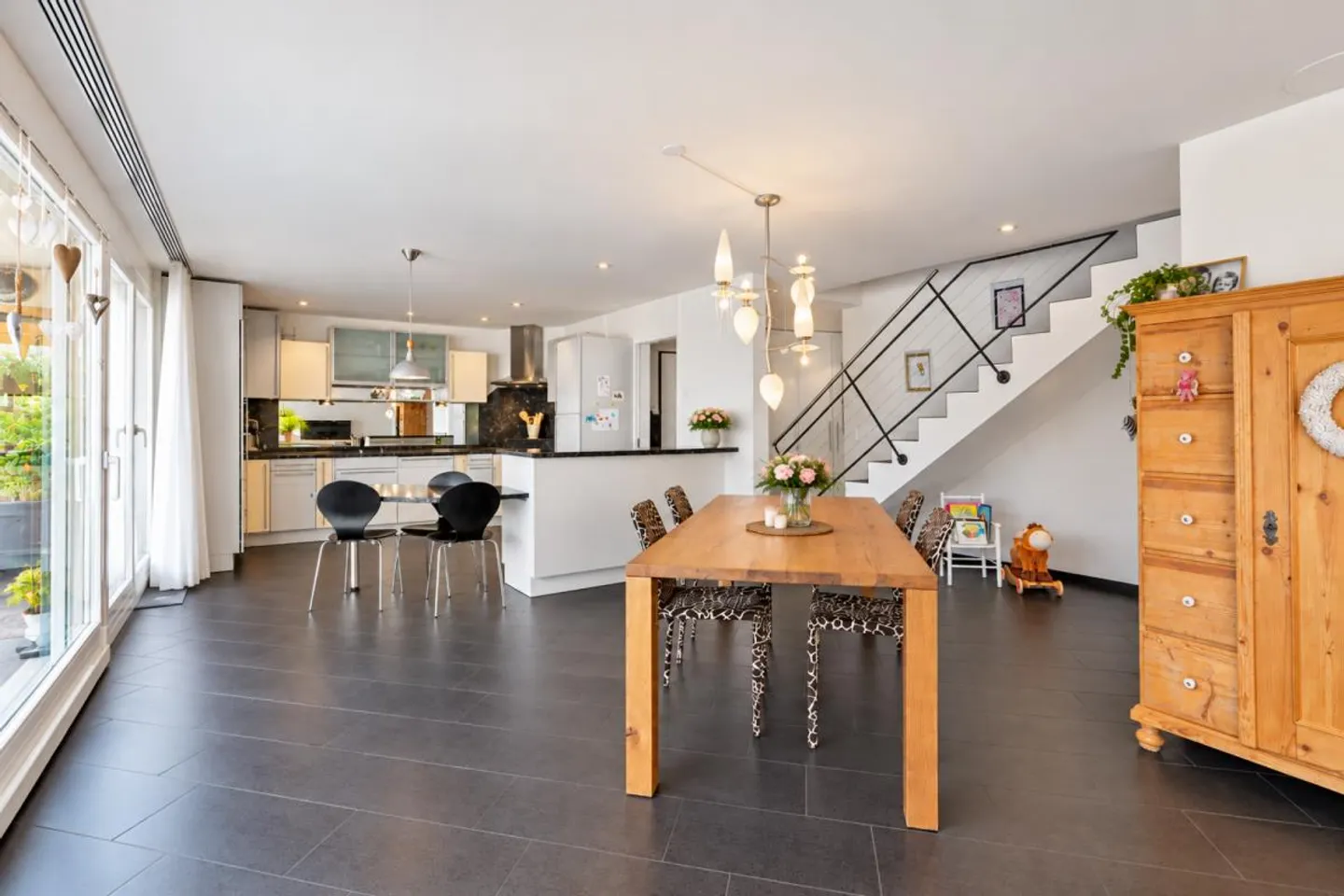 Appartement en duplex spacieux de 7,5 pièces près du lac - Photo 3 sur 8