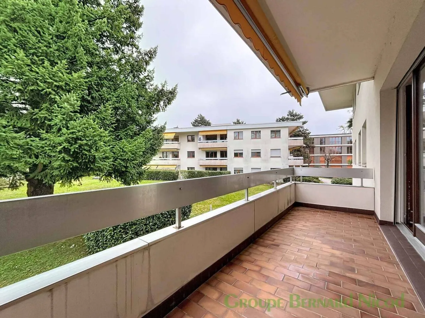 2 rooms located in a residence with outdoor swimming pool - Photo 8 of 9