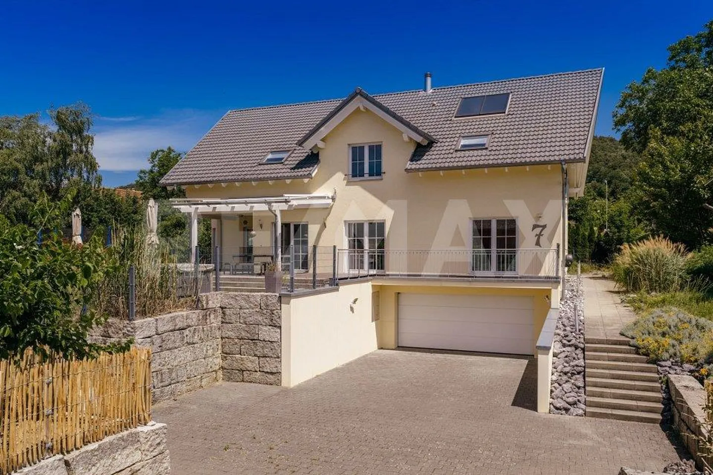 Exklusives 9.5 Zimmer Einfamilienhaus in Schlattingen, TG - Photo 1 of 13