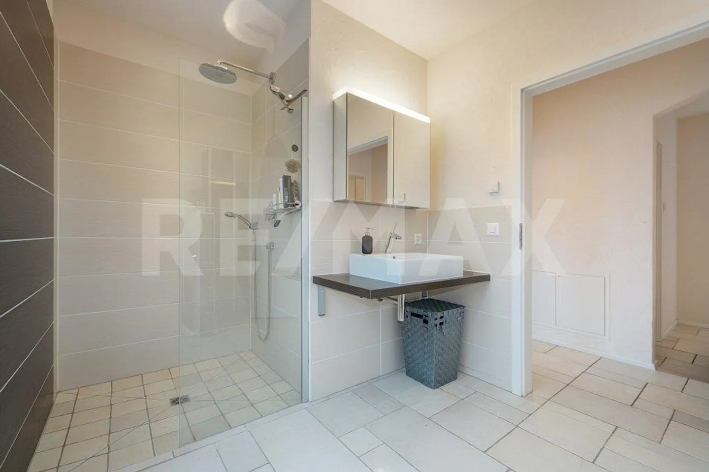 Exklusives 9.5 Zimmer Einfamilienhaus in Schlattingen, TG - Photo 9 of 13