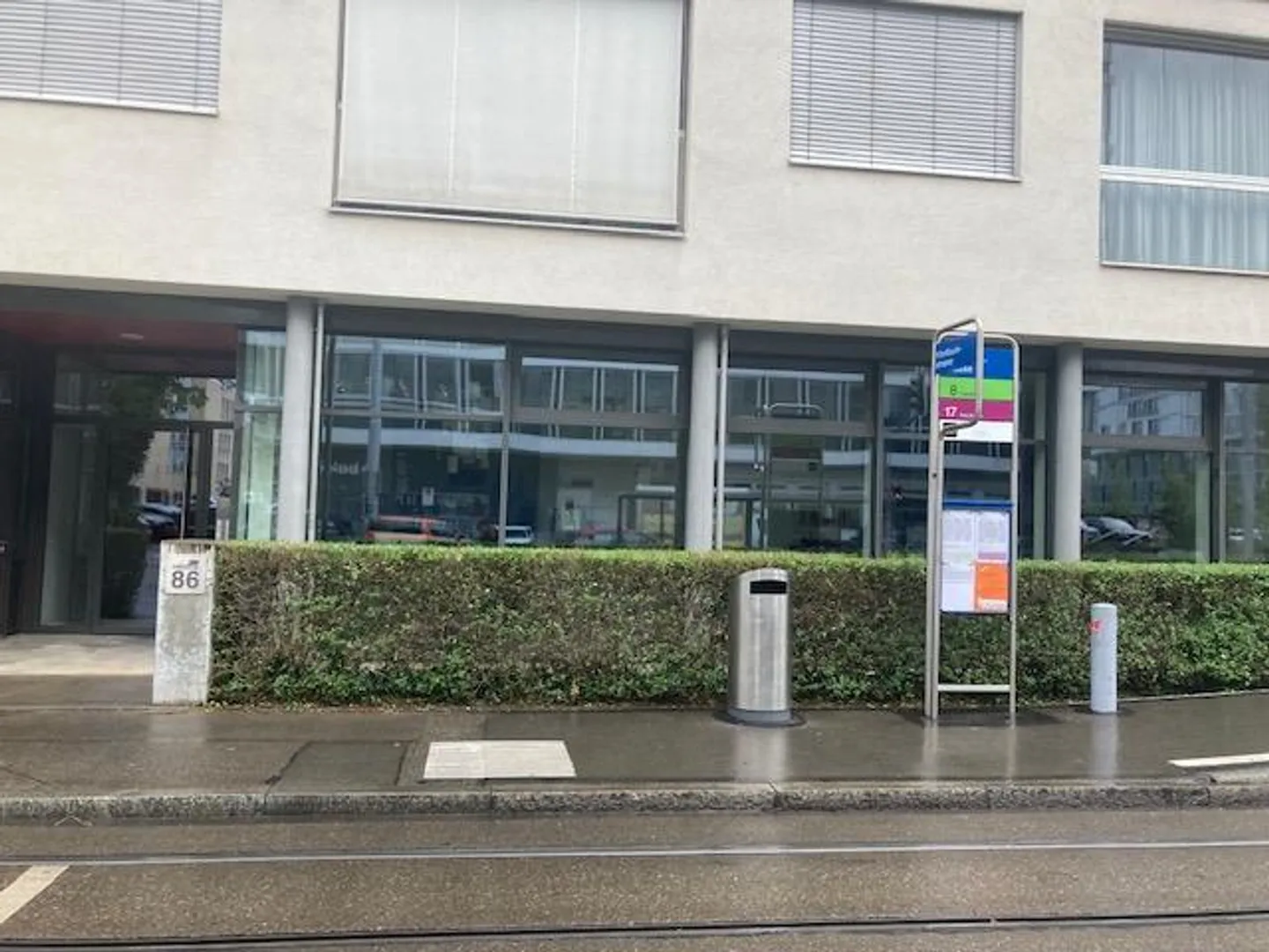 Geräumiger Parkplatz mit E-Ladestation - Foto 1 von 3