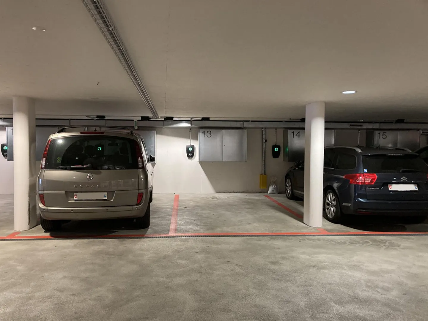 Geräumiger Parkplatz mit E-Ladestation - Foto 2 von 3