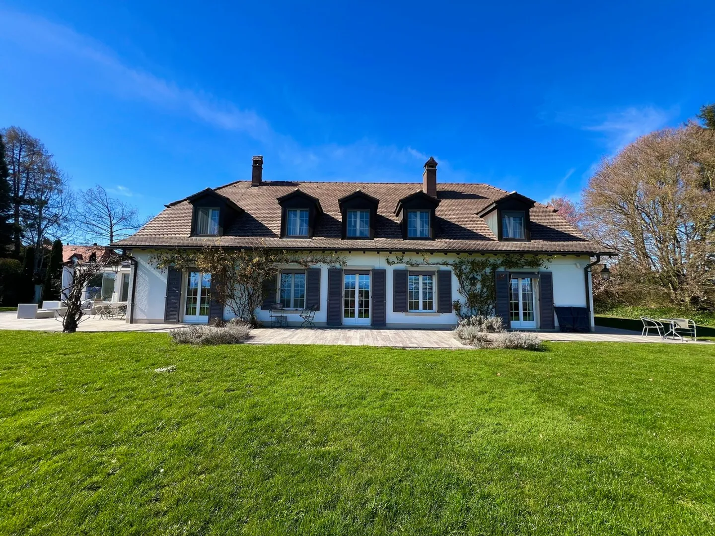 Elegant Villa with Lake View - Photo 3 of 13