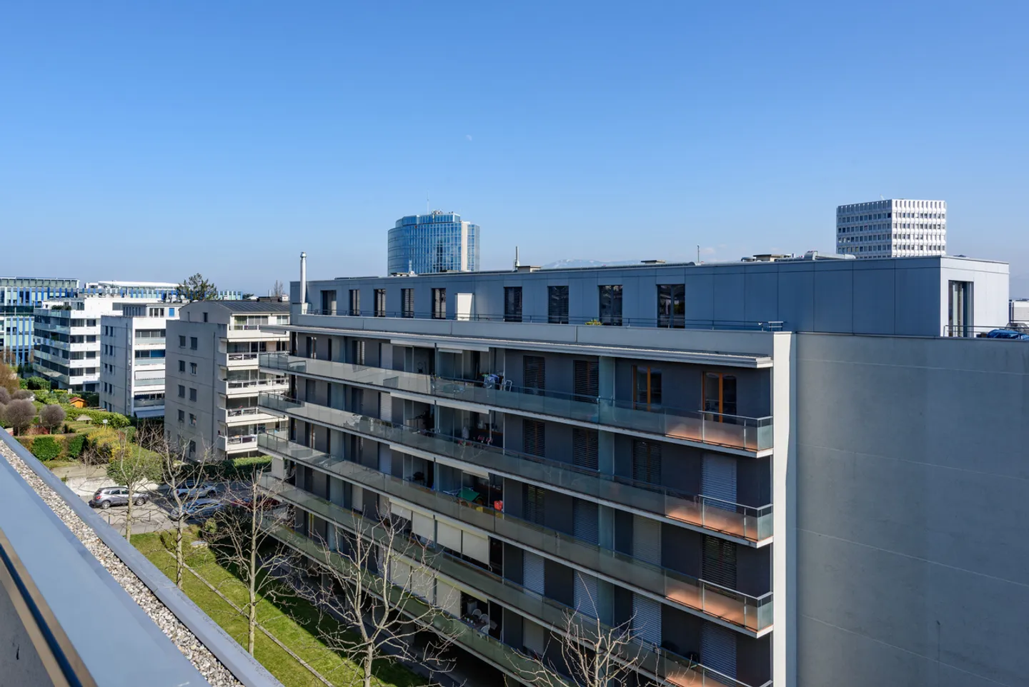Enjoy a superb corner terrace in a residential area - Photo 2 of 9