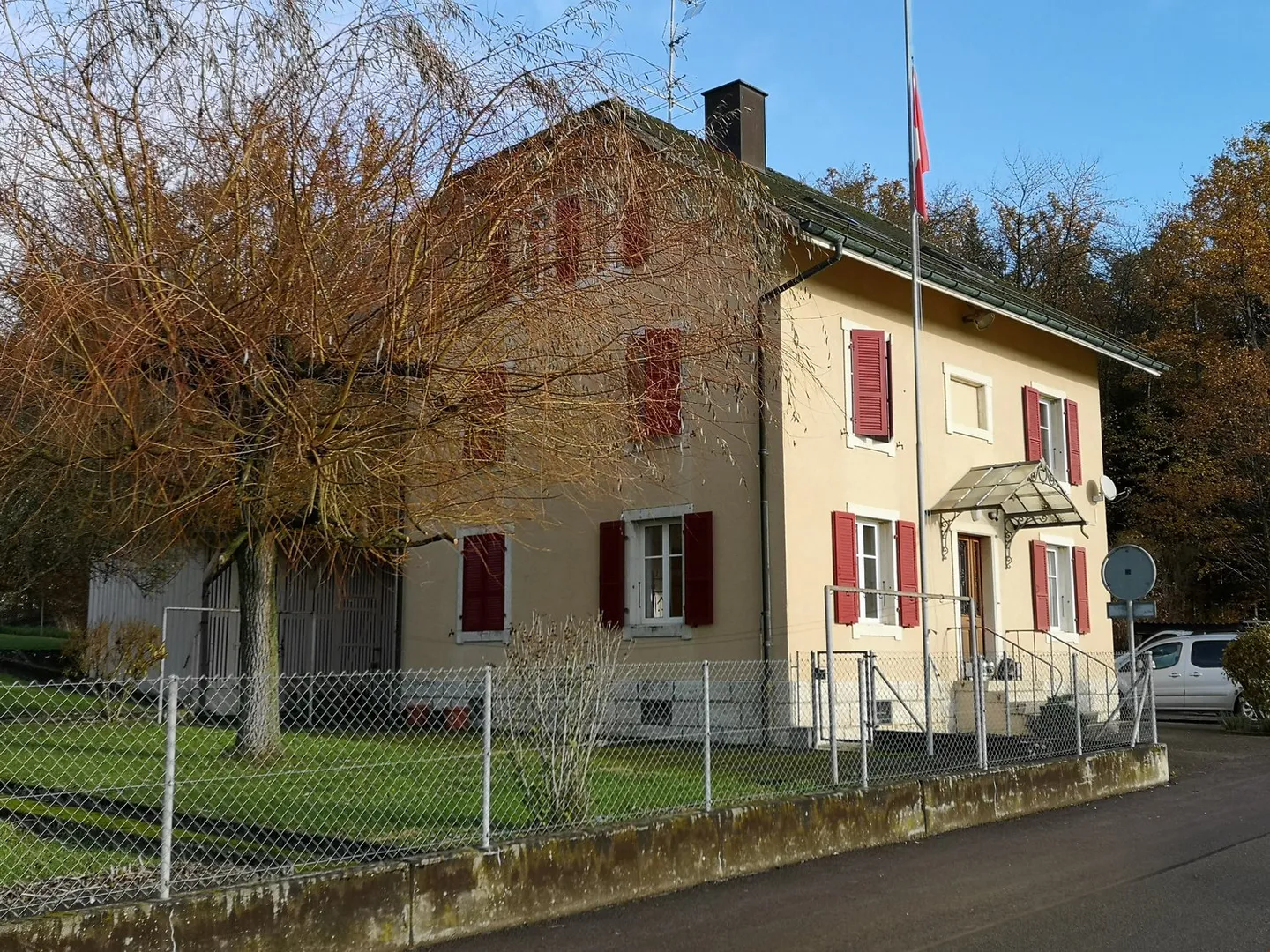 Edificio completamente affittato con 3 appartamenti e riserva di terreno edificabile - Foto 1 di 17