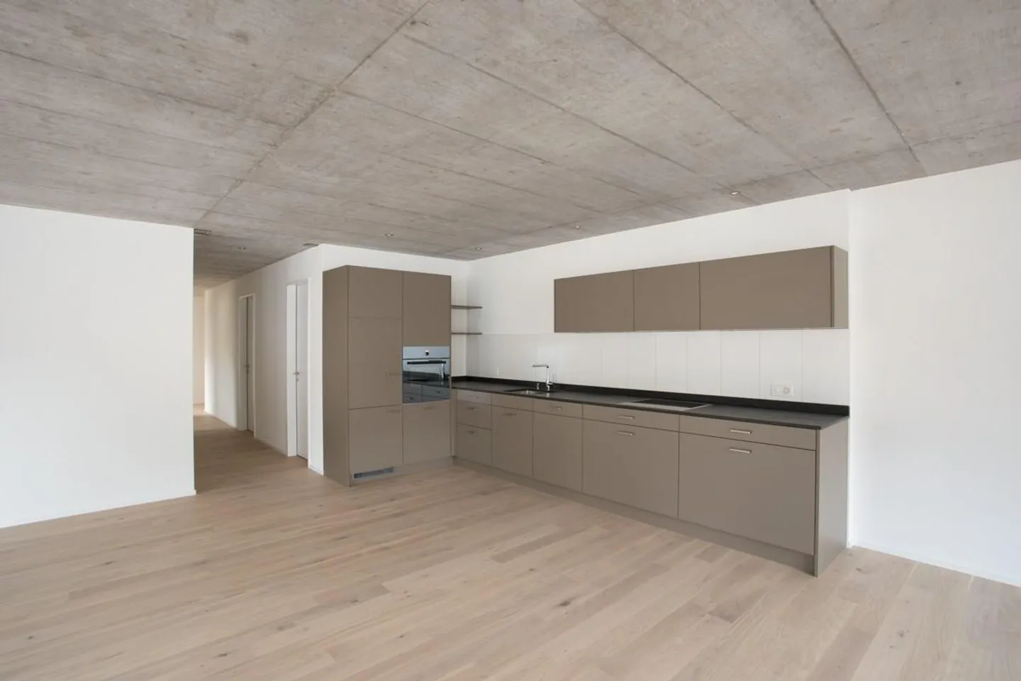 Spacious Apartment in Central Location - Photo 3 of 8