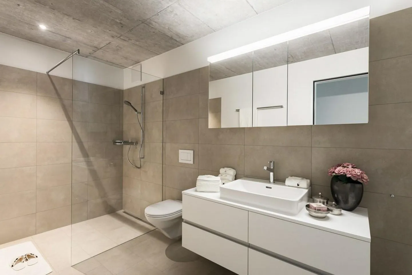 Spacious Apartment in Central Location - Photo 5 of 8