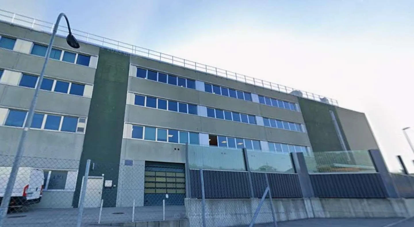 MENDRISIO: WAREHOUSE 822 SQM WITH 15 PARKING SPACES - Photo 1 of 2