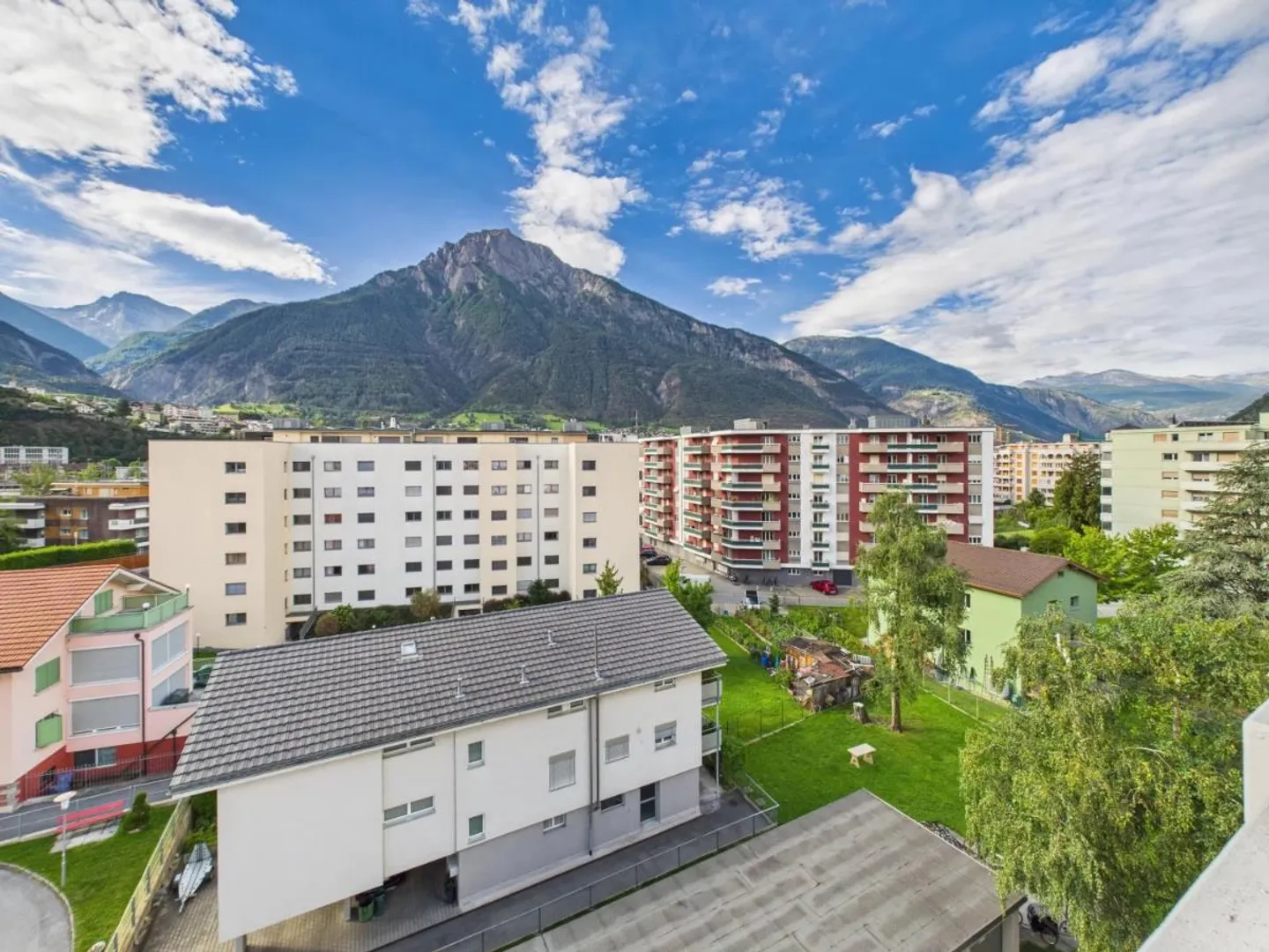 Condominium central au 6ème étage avec potentiel locatif à Naters - Photo 1 sur 10