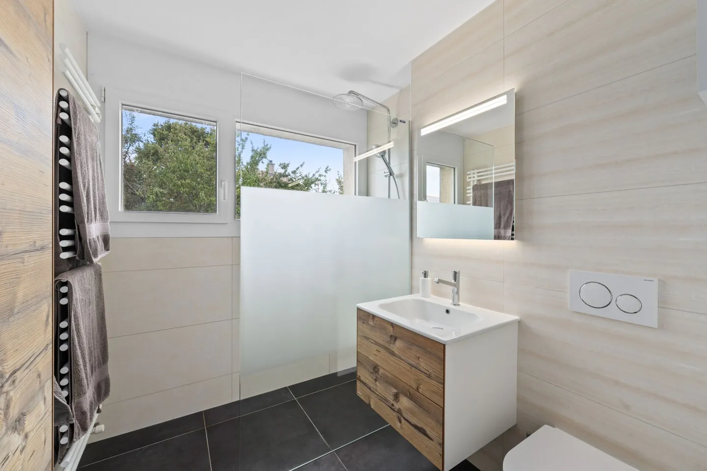 Wunderschöne Architektenvilla mit 7,5 Zimmern, beheiztem Pool und Jacuzzi für 5 - Foto 11 von 12