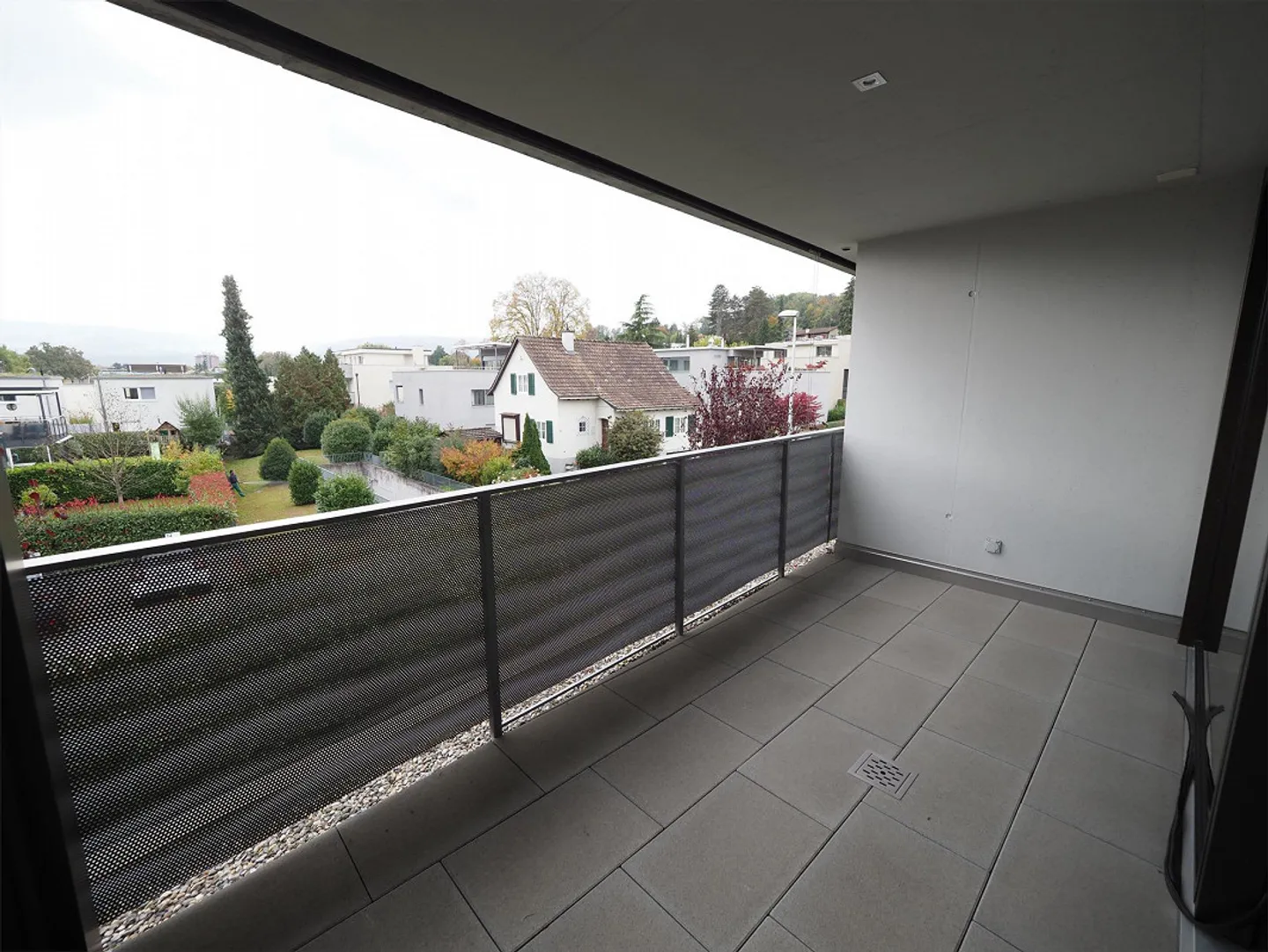 Attractive 3.5-room condominium with modern layout - Photo 2 of 9