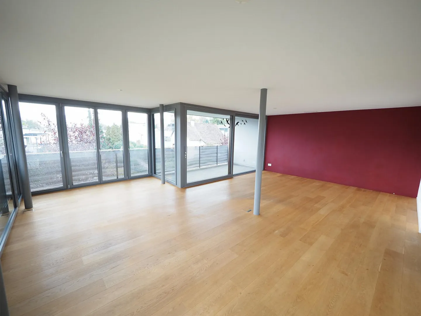 Attractive 3.5-room condominium with modern layout - Photo 3 of 9