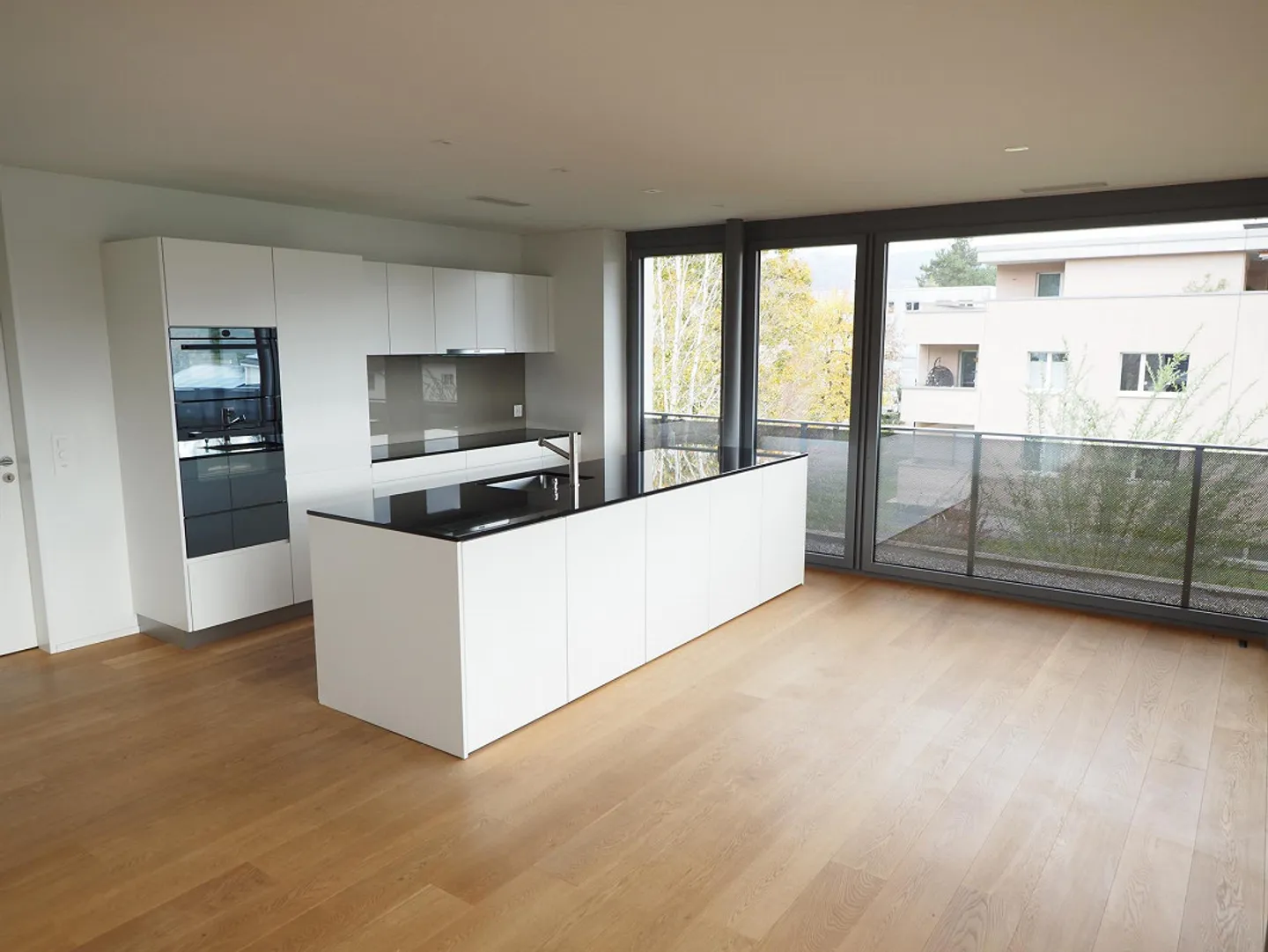 Attractive 3.5-room condominium with modern layout - Photo 4 of 9