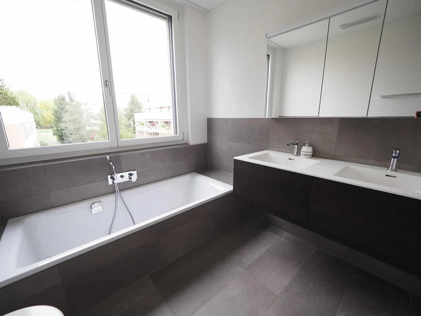 Attractive 3.5-room condominium with modern layout - Photo 8 of 9