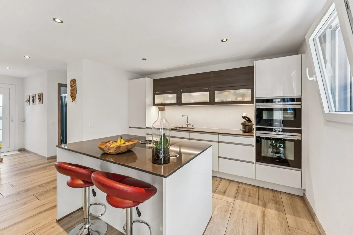 Modern House with Independent Apartment - Photo 2 of 11