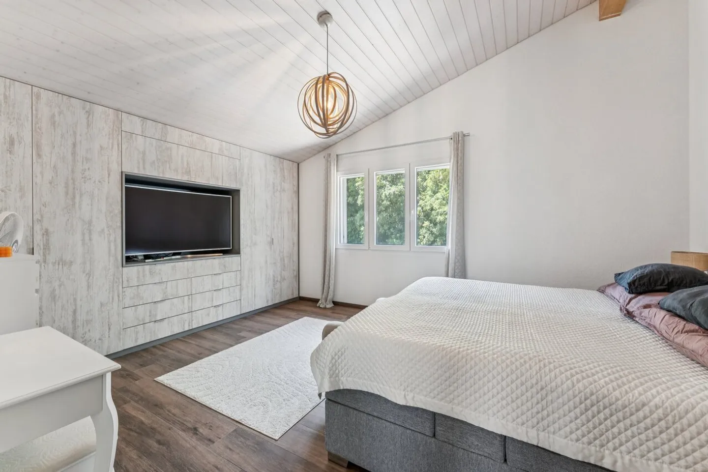 Modern House with Independent Apartment - Photo 4 of 11